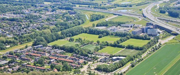 Luchtfoto van woningen en sportvelden