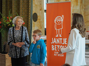 Uitreiking Jantje Betonprijs door prinses Beatrix samen met Buitenspeler Klaas