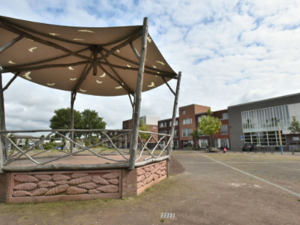 Een foto van het Harmonieplein in Nieuw-Vennep