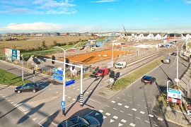 foto van een kruispunt, 50 km weg en links en rechts daarvan 2 bouwplaatsen.
