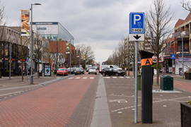 Parkeerplaatsen aan de Kruisweg Hoofddorp. Foto: Jur Engelchor