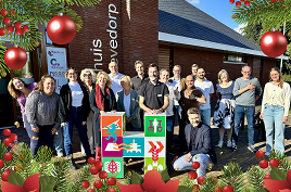 Groep mensen voor het dorpshuis Badhoevedorp.