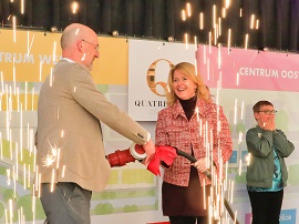 2 mensen op een podium met feestelijk vuurwerk.