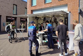 marktkraam en handhavers