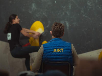 Jury kijkt naar boulderen