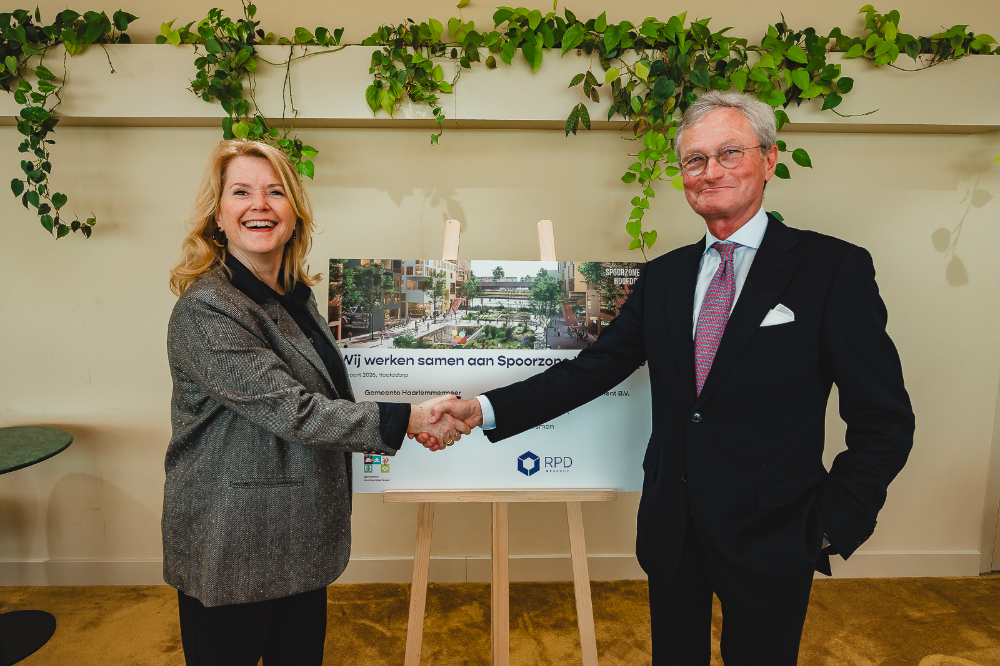 Wethouder van Straten en de heer Lisman schudden elkaar de hand