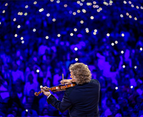 Andr&eacute; Rieu speelt viool op het Vrijthof