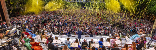 Andr&eacute; Rieu op het podium met slingers