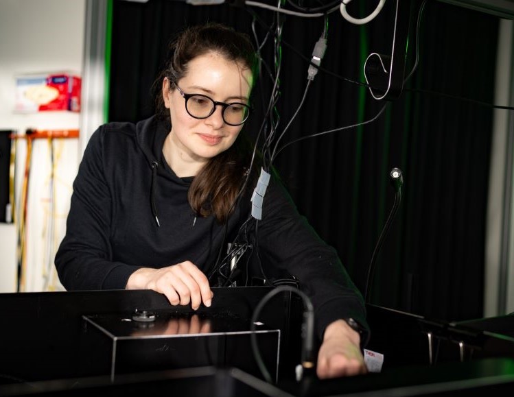 Lyuba Amitonova in the ARCNL lab. Credits: Ivar Pel