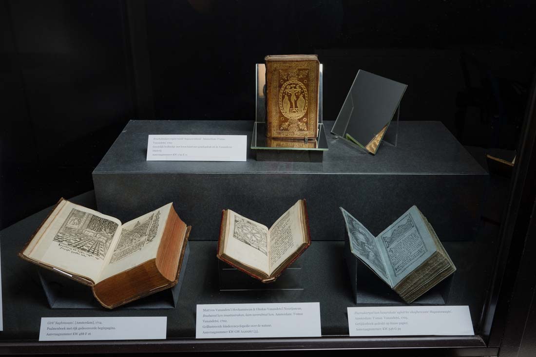 Vitrine met meerdere boeken erin. 