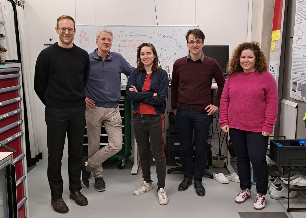 Right to left: Collaborators Reynolds Dziobek-Garett, Paul Planken, Ester Abram, Roland Bliem and Vina Faramarzi in the lab at ARCNL.