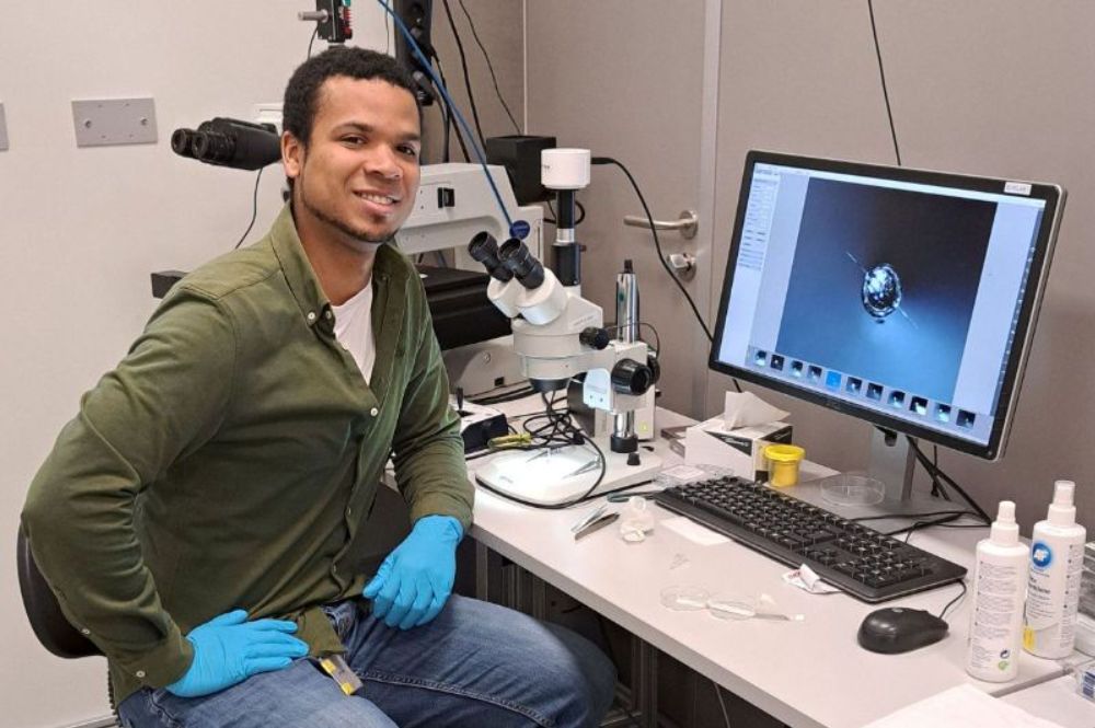 Kian Goeloe in the lab at ARCNL.