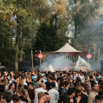 Bezoekers van het Takkenbende Festival voor het podium van de dj