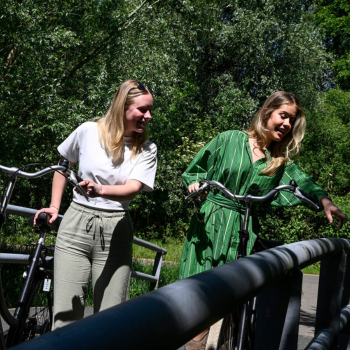 Twee meiden in de Delftse Hout met een fiets aan de hand