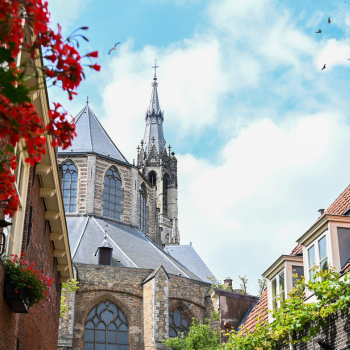 De lucht gefotografeerd vanaf de Trompetstraat in Delft