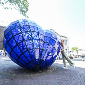 Een meisje bij het blauwe hart op de Oude Langendijk in Delft