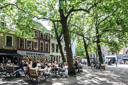 Een zonnig terras op de Burgwal in Delft