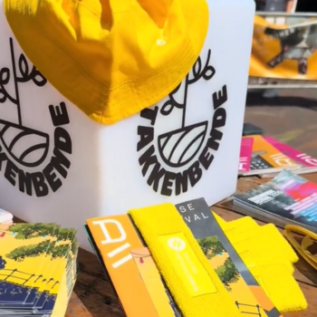 Impressie van de Delftse Festivalzomerspelen met op de voorgrond foldermateriaal
