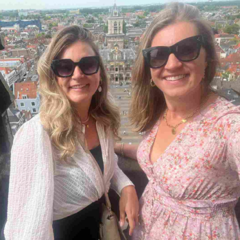 Selfie van twee vrouwen bovenaan de toren van de Nieuwe Kerk in Delft