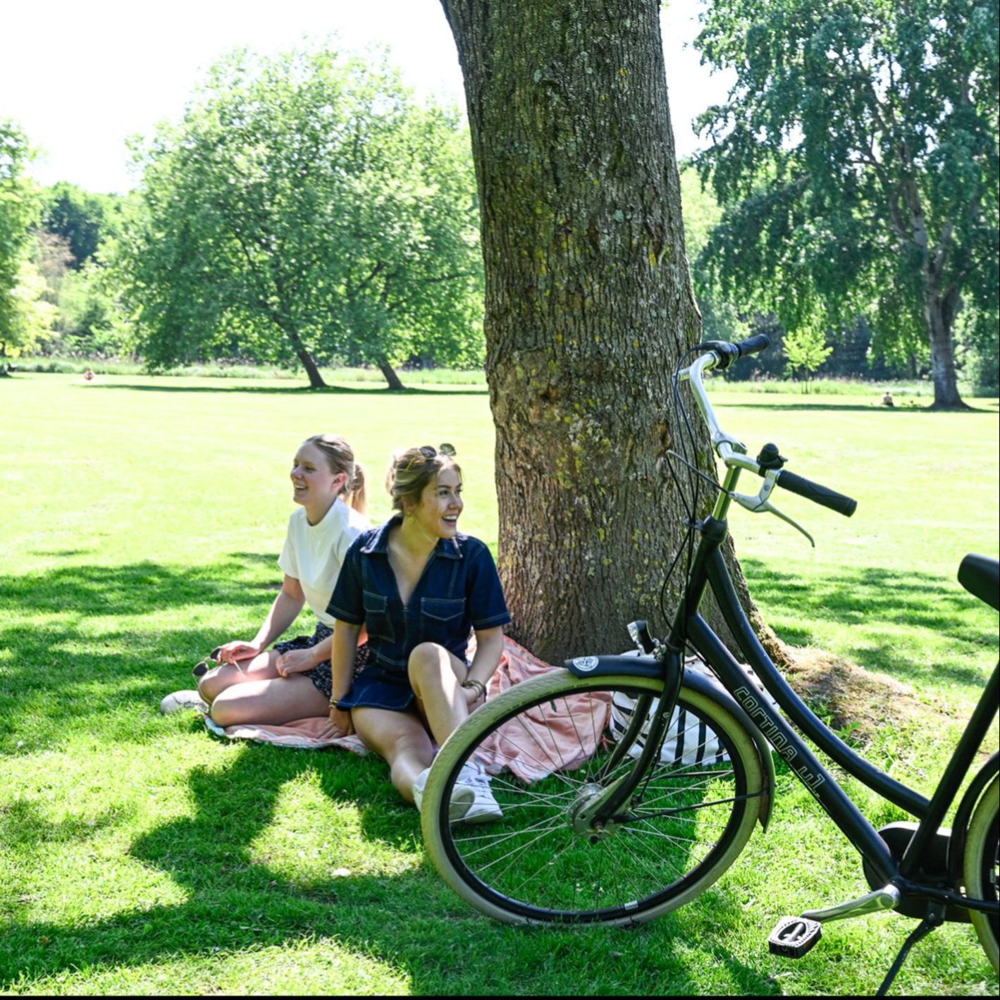 Een ouder stel voor hun tent op een camping in Delft