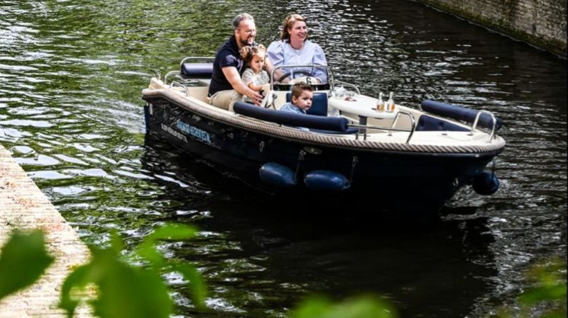 Een zonnig terras op de Burgwal in Delft