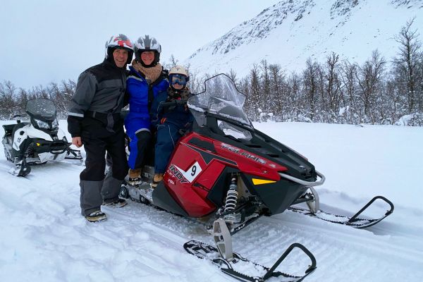 Familie op sneeuwscooter in Noorwegen