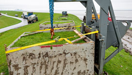 Het waterschap laat stukken klei uit de zeedijk halen voor onderzoek naar de sterkte van dijkenklei (foto ED2050 / Geert Job Sevink).