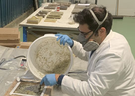  Een onderzoeker doet onderzoek naar het recyclen van kunststof afval (foto provincie Groningen).