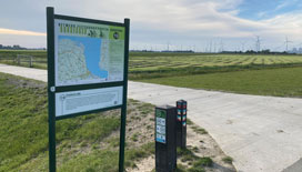 De doorlaatduiker wordt onder het fietspad naar het strand gebouwd. (foto provincie Groningen)