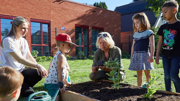 Kinderen werken vanuit school in tuin