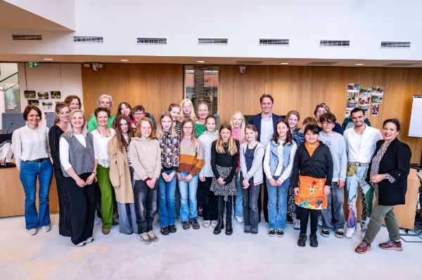 Henk Nijboer met de kinderraad van Midden-Groningen