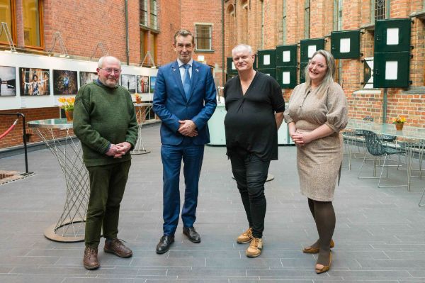 V.l.n.r. Bewoner meneer Videler, staatssecretaris Eddie van Marum, aardbevingscoach Jodi Kremer en advocaat Anna Kwint