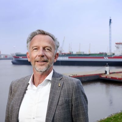Frans Alting met op de achtergrond de Eemshaven