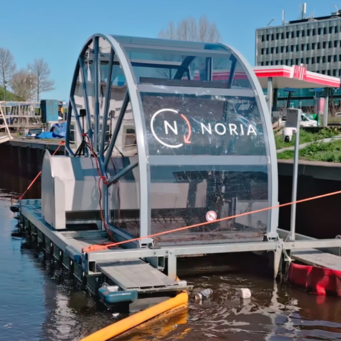 Installatie om plastic zwerfaval in het water te verzamelen