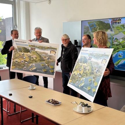 Bewoners overhandigen hun visie tekening aan de bestuurders