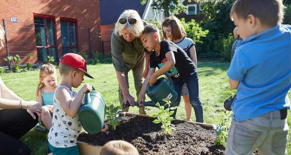 Kinderen spelen in de schooltuin