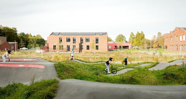 Kinderen spelen in de schooltuin
