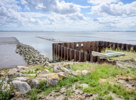 Stortstenen beschermen de zeebodem tegen slijtage. door het water dat straks de duiker instroomt (foto Geert Job Sevink)