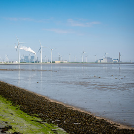 Installatie om plastic zwerfaval in het water te verzamelen