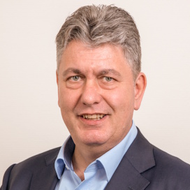 Frans Alting met op de achtergrond de Eemshaven