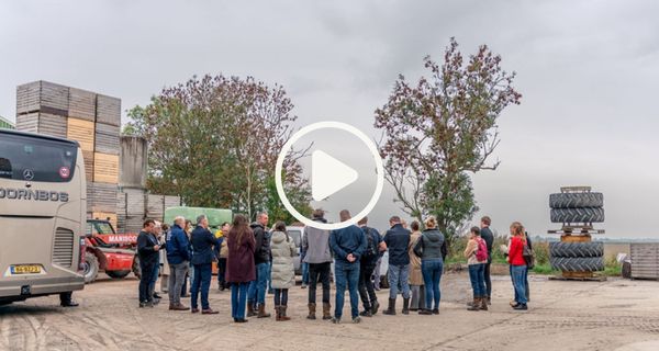 Bezoekers bij een boerenbedrijf op het erg tijdens de Agrotour