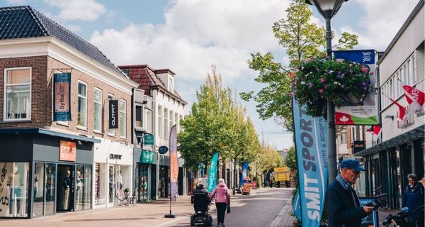 winkelstraat met mensen