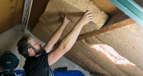 Man isoleert zijn dak van binnen