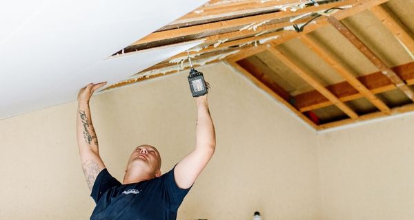 Man isoleert zijn dak van binnen