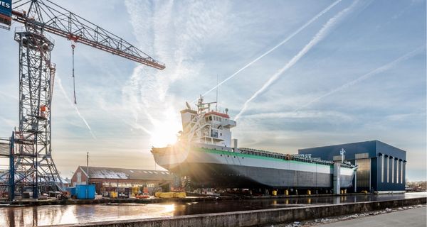 schip waar aan gewerkt wordt bij een werf