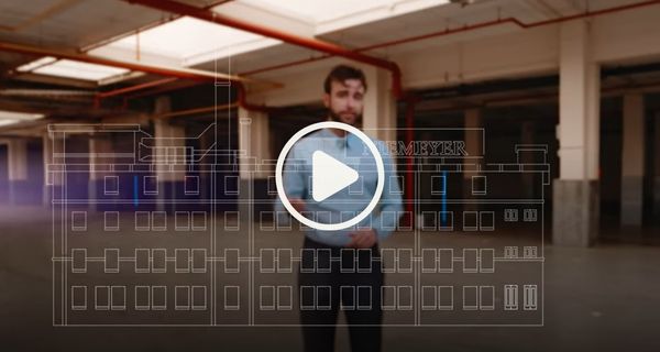 screenshot van de video over de AI fabriek waarin een man vertelt over de plannen