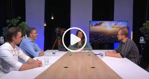 mensen aan een tafel tijdens eerste webinar