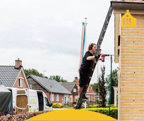 medewerker isolatiebedrijf isoleert spouwmuur vanuit buiten