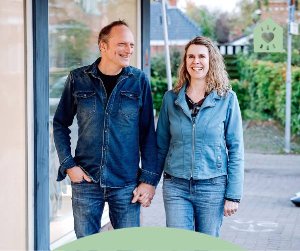 Eigenaren Van Weerden Mode en Wonen voor hun zaak