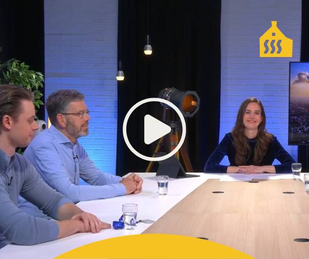 Host en isolatiedeskundigen zitten aan tafel